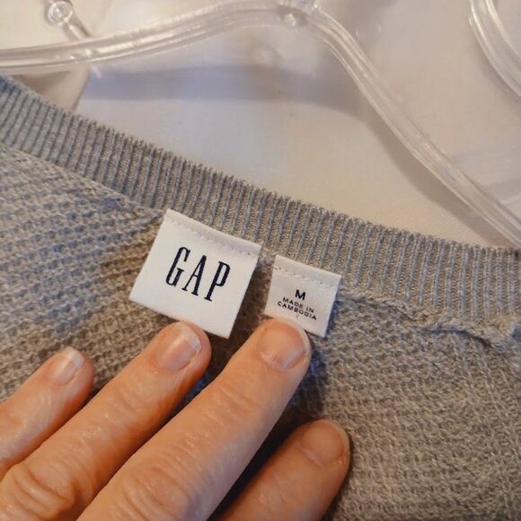 GAP Pointelle Sweater Top women M Gray Light crochet knit Raglan long sleeve EUC - Picture 9 of 9